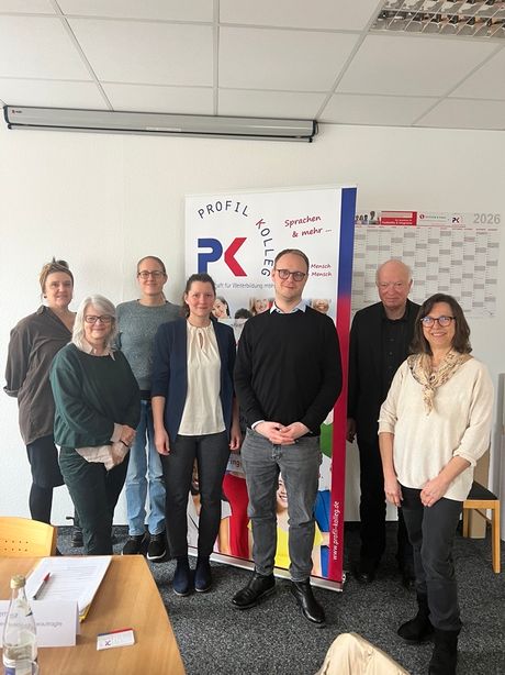 Auf dem Foto sind zu sehen (von links nach rechts): Jasmin Hopp (Fachbereich Migration, AWO Kreisverband Ulm e. V.), Stefanie Spohr (Fachbereichsleiterin DaF, Ulmer Volkshochschule), Alexandra Specht (Migrationsberatung für erwachsene Zugewanderte, Caritas Ulm-Biberach), Regina Domin (Organisation & Leitung Profil Kolleg), Marcel Emmerich (MdB, innenpolitischer Sprecher), Wolfgang Erler (Flüchtlingsrat Ulm/Alb-Donau-Kreis e.V.), Claudia Werner (Sprach- und Integrationskursbeauftragte Profilkolleg) Bildhinweis: Büro Marcel Emmerich